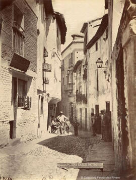 Toledo, Calle de las Cadenas con niños, transeúntes y un artesano arreglando una jaula. Casiano Alguacil.