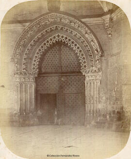 Bilbao, puerta de la Catedral de Santiago desde el pórtico lateral, titulada y fechada: “Bilbao. 1860”. Fotógrafo desconocido.