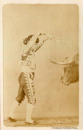 Madrid, retrato de banderillero sin identificar con cabeza de toro en el estudio del fotógrafo. J. Laurent.