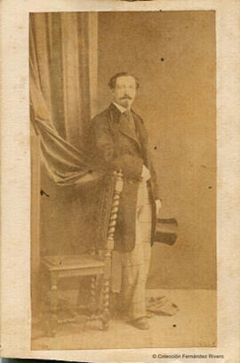 Madrid, retrato de hombre apoyado en una silla con sombrero de copa en la mano, sin identificar.  J. Laurent.