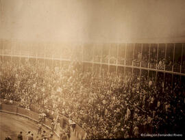 Barcelona, plaza de toros de "El Torín" durante una corrida en marzo de 1888. Léon et Lévy.