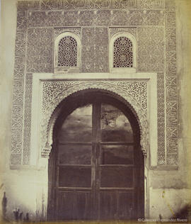 Granada, Alhambra, Patio de los Arrayanes, puerta lateral. Masson.