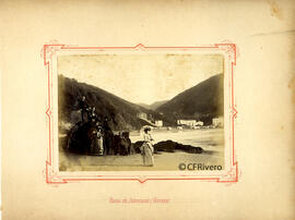 Motrico (Guipúzcoa), retrato de tres señoras y tres caballeros en las rocas de la playa de Saturrarán, en la bahía de Ondarroa. Fotógrafo desconocido.
