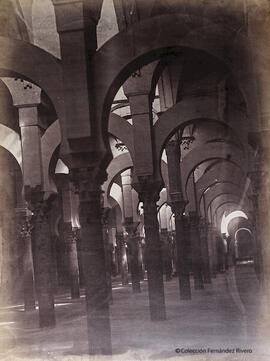 Córdoba, Mezquita, bosque de columnas. Charles Clifford.
