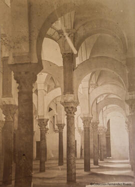 Córdoba, Mezquita, bosque de columnas. Charles Clifford.