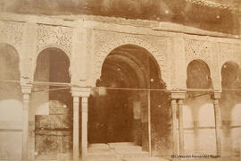 Granada, Alhambra, arcadas en el Patio de los Leones. De Launay.