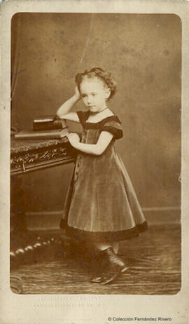 Madrid, retrato de una niña de pie apoyada en una mesita. J. Laurent.