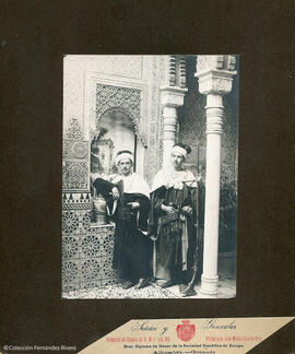 Granada, retrato de dos hombres jóvenes disfrazados de árabes. Señán y González.
