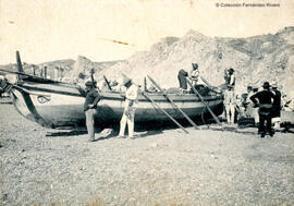 Málaga, pescadores junto a una jábega en la playa de El Palo. M. Osuna.