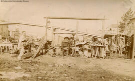 Málaga, puesto de venta de objetos en el caude cel río Guadalmedina. Fotógrafo desconocido.
