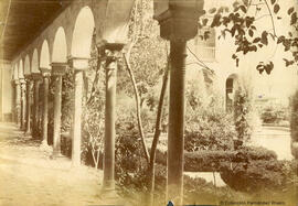 Granada, Alhambra, patio de Lindaraja, galería de columnas. Fotógrafo desconocido.