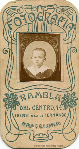 Barcelona, retrato de un niño con traje de marinero, en formato sello de correos. Fotografía Rodolfo.