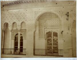 Sevilla, Alcazar, Patio de la Montería, ventanas en piso alto. Clifford.