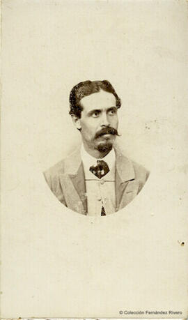 Retrato en busto de un hombre con bigote y perilla, sin identificar. J. Laurent.