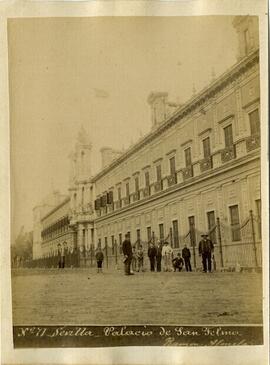 Sevilla, palacio de San Telmo, con personajes ante la fachada. Ramón Almela.
