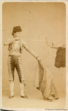 Madrid, retrato del torero “Gregorio Calderón”,  con cabeza de toro en el estudio del fotógrafo. J. Laurent.