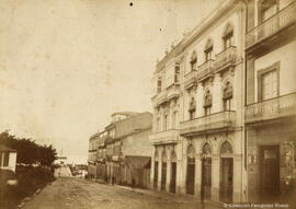 Vigo (Pontevedra), una calle hacia el puerto con fachadas modernistas. Leopoldo Novoa.
