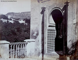 Granada, Alhambra, entrada a la Mezquita de El Partal y Generalife al fondo.  J. Laurent y Cia.