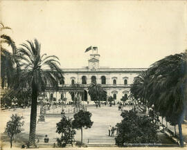 Sevilla, Plaza Nueva con el Ayuntamiento al fondo. Fotógrafo desconocido.
