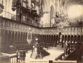 Toledo, Catedral, interior del coro con el facistol sostenido por un águila. Casiano Alguacil.