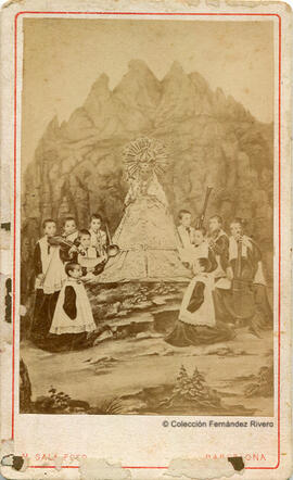 Barcelona, niños de la Escolanía de Montserrat con instrumentos musicales en torno a la imagen de la Virgen y la montaña de Montserrat al fondo. Cantó.
