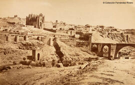 Toledo, vista desde el este, con la iglesia de San Juan de los Reyes, la muralla y el Puente de San Martín. Casiano Alguacil.