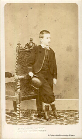 Madrid, retrato de un niño sujetando una gorra. J. Laurent.