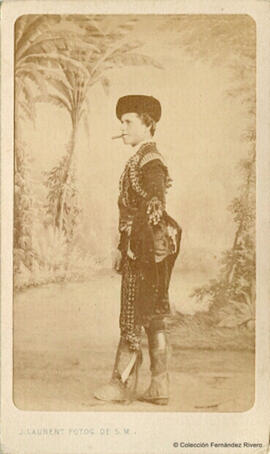 Retrato de tipo majo andaluz con cigarro y montera. J. Laurent.