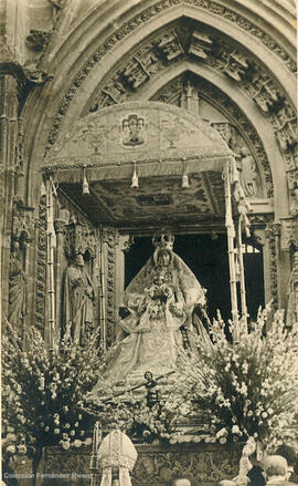 Sevilla, paso de la Virgen de los Reyes saliendo de la Catedral por la puerta del Nacimiento. Juan José Serrano.
