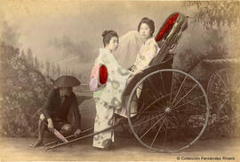 Japón, retrato de dos geishas en un estudio, subiendo a un Jinrikisha, con el shafu o conductor. Fotógrafo desconocido