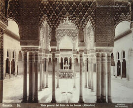 Granada, Alhambra, Patio de los Leones. Camino.