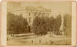 Barcelona, Lonja del Mar en el Paseo de Isabel II, con niños jugando y la fuente del Genio Catalán. Fotógrafo desconocido.