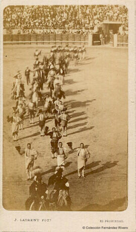 Madrid, plaza de toros, una corrida, saludo de los toreros a la presidencia. J. Laurent.