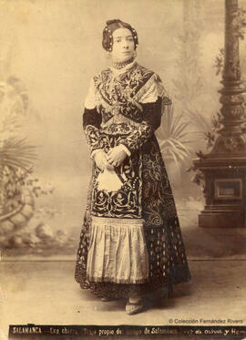 Salamanca, retrato de una mujer con atuendo de Charra. Viuda de Olivan y hermano.