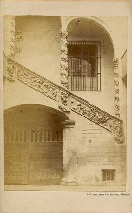 Barcelona, Palacio Dalmases, patio y escalera góticos, en la calle Montcada. Fotógrafo desconocido.