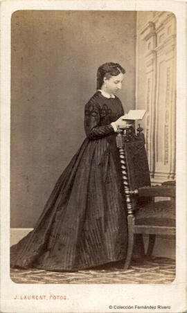 Madrid, retrato de Luisa Fernanda de Borbón, duquesa de Montpensier, de pie leyendo un libro. J. Laurent.