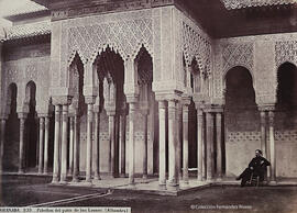 Granada, Alhambra, templetes en el patio de los Leones con personaje sentado en una silla. J. Laurent.