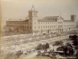 Barcelona, Universidad, edificio histórico "La Central" en la Plaza de la Universidad. L.L.