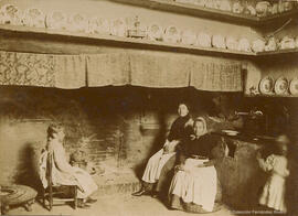 Horta (Barcelona), interior de una masía con mujeres y niños ante la chimenea. Fotógrafo desconocido.