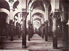 Córdoba, bosque de columnas en la mezquita-catedral. J. Laurent.