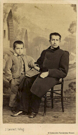 Madrid, retrato de un hombre con su hijo sujetando un libro, sobre un fondo de estudio. J. Laurent.