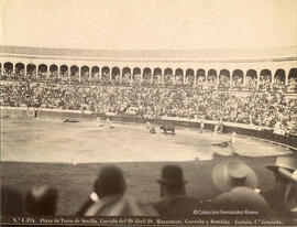 Sevilla, plaza de toros de la Maestranza, corrida del 20 de Abril de 1998, con los toreros Mazzantini, Guerrita y Bombita. Entrando a matar. Garzón fot.