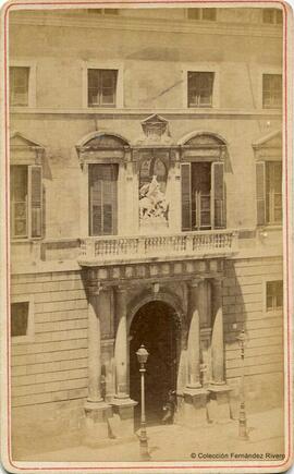 Barcelona, Palacio de la Generalitat de Cataluña, portada principal con la estatua de San Jorge. Fotógrafo desconocido.