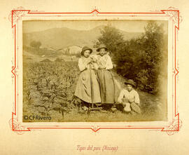 Vizcaya, retrato de tres niños en una plantación de maiz. Fotógrafo desconocido.