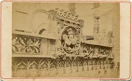 Barcelona, Palacio de la Generalitat de Cataluña, fachada, medallón de san Jorge, obra de Pere Joan hacia 1418. Fotógrafo desconocido.