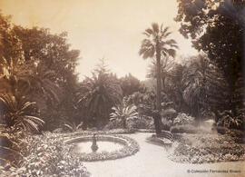 Málaga, Jardín de la Concepción, plazoleta junto a la Casa-Palacio con la Fuente del Tritón. Fotógrafo desconocido.