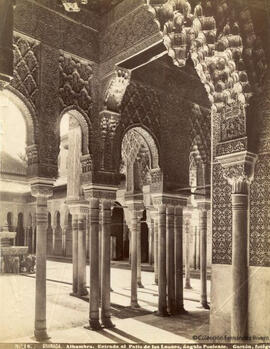 Granada, Alhambra, Patio de los Leones, ángulo oeste. Garzón fotógrafo.