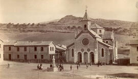 Güevejar (Granada), pueblo reconstruido tras el terremoto de 1885, plaza con fuente e iglesia. J. Laurent y Cía.
