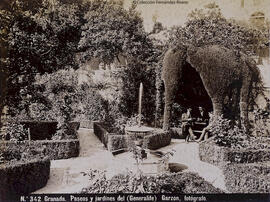 Granada, jardines del Generalife con tres personajes. Rafael Garzón.