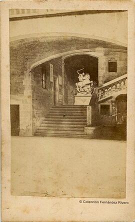 Barcelona, estatua ecuestre de San Jorge matando al dragón, obra de Venanci Vallmitjana i Barbani, en el Palacio de los Condes de Barcelona.  Fotógrafo desconocido.